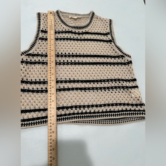 Solitaire Black and Cream Sleeveless Sweater
Crotchet Top M - Picture 5 of 7